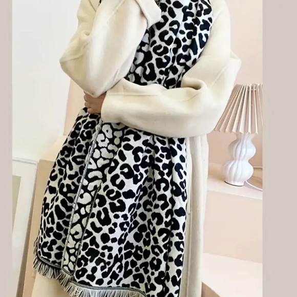 🔥🔥🆕Black and White Leopard Print Scarf - Picture 2 of 4